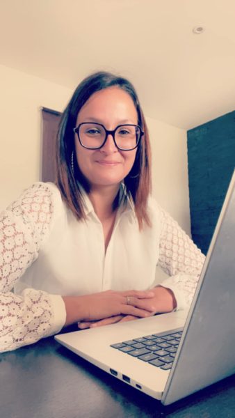 Laetitia Lacroix devant son écran d'ordinateur